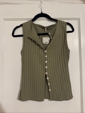 NWT FREE PEOPLE Sleeveless Ribbed Button-Front Top in Olive Green